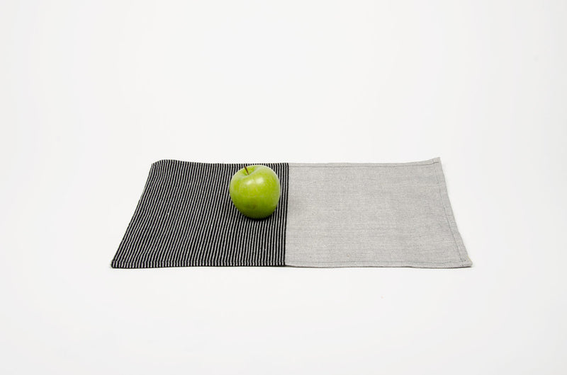 products/Cotton-placemat-grey-black-table.jpg