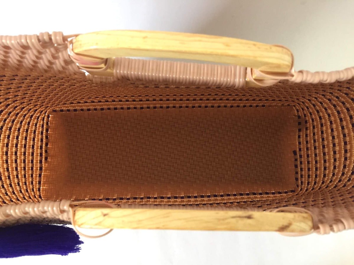 I-XU Wood Handle Tote bag in pink with blue details top view