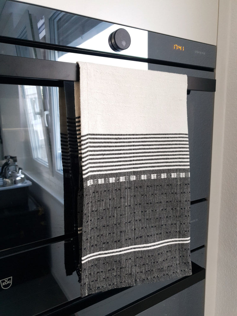 products/Kitchen_towel-black-white-Mayra-hanging.jpg